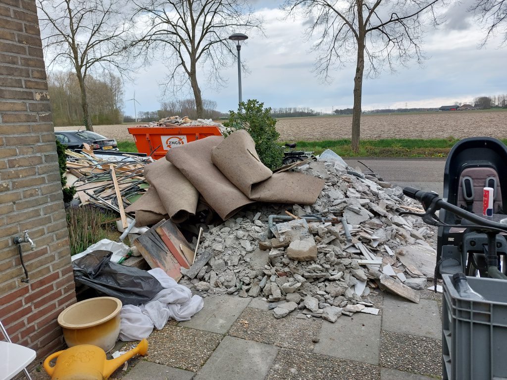 bouwafval ingeladen door afvalophaler in Roosendaal
